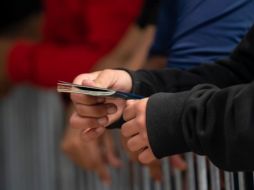 Agentes migratorios les retienen sus documentos hasta que les den dinero. AP