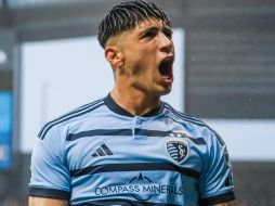 Alan Pulido sí quiere regresar a Guadalajara, sin embargo, Chivas tiene que abrir la chequera. Twitter/@SportingKC