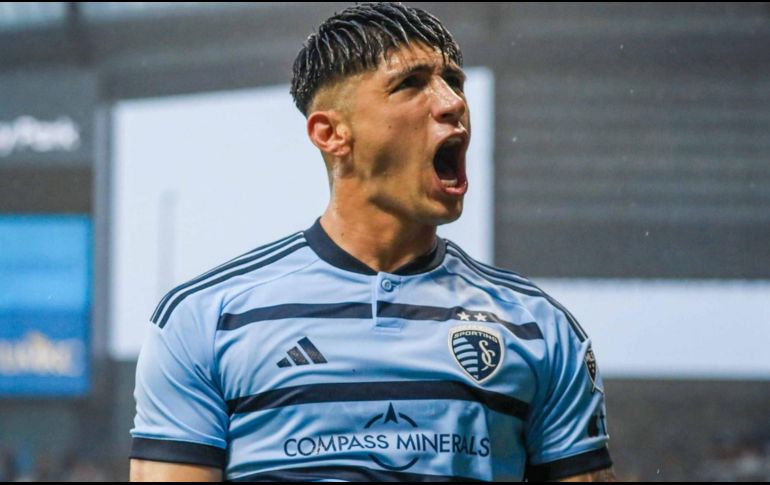 Alan Pulido sí quiere regresar a Guadalajara, sin embargo, Chivas tiene que abrir la chequera. Twitter/@SportingKC