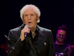 La escenografía fue por demás minimalista, solo Bolton y su banda más sus coristas y un juego de luces. CORTESÍA / Auditorio Telmex