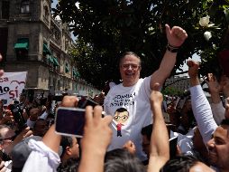 Al salir de Palacio Nacional, Marcelo Ebrard se encontró con sus seguidores. SUN/D. Simón