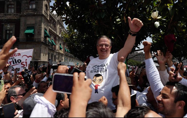 Al salir de Palacio Nacional, Marcelo Ebrard se encontró con sus seguidores. SUN/D. Simón