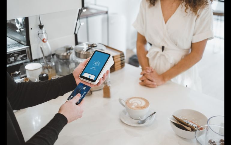 La banda magnética poco a poco es suprimida de las tarjetas. ESPECIAL/Foto de Clay Banks en Unsplash