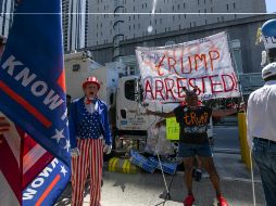 Personas se reúnen a las afueras del tribunal Wilkie D. Ferguson en Miami, Florida. EFE / C. Mendenhall