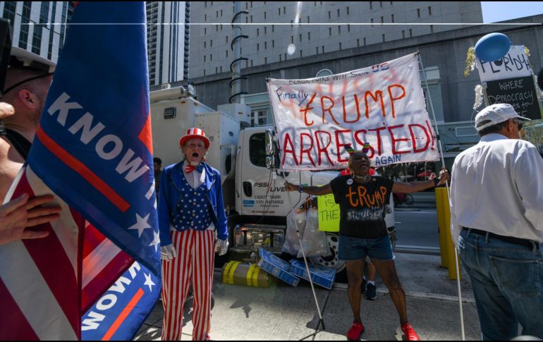 Personas se reúnen a las afueras del tribunal Wilkie D. Ferguson en Miami, Florida. EFE / C. Mendenhall