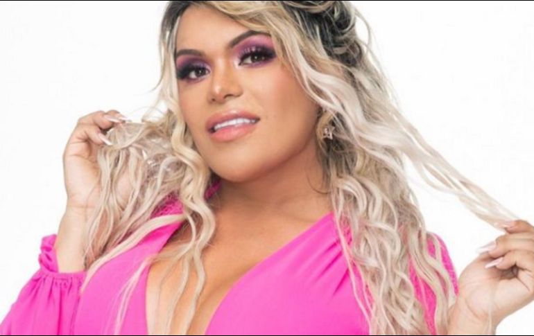 La famosa Wendy no pensó dos veces en hacer el reto y le dio dos grandes chupetones, ocasionando que todos comenzaran a reírse. INSTAGRAM / soywendyguevaraoficial