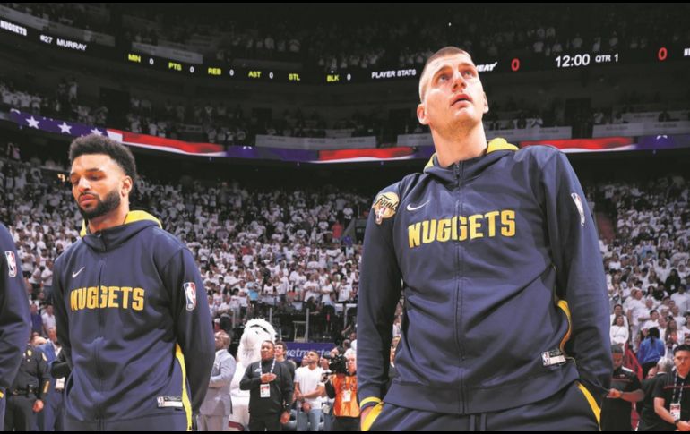 Jamal Murray (izq.) y Nikola Jokic son la base del éxito de los Nuggets, campeones de la NBA. AFP/N. Butler