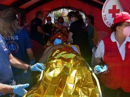 A su llegada al puerto de Kalamata, en el sur de Grecia, las docenas de migrantes rescatados fueron trasladados a diversos centros de salud. EFE/B. Evangelos