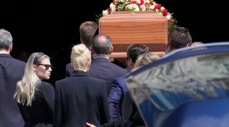 El féretro, en madera y cubierto con flores blancas y rojas, cruzó toda la ciudad en coche y fue recibido a los pies del templo por sus cinco hijos y su novia. AP/L. Bruno