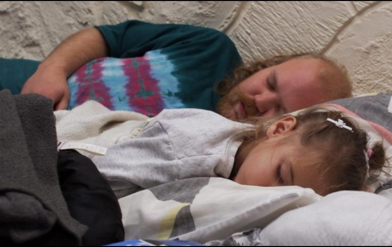 Beber demasiada agua justo antes de acostarse puede hacer que te despiertes con más frecuencia durante la noche, ya que su cuerpo necesita orinar con más frecuencia. AP / ARCHIVO