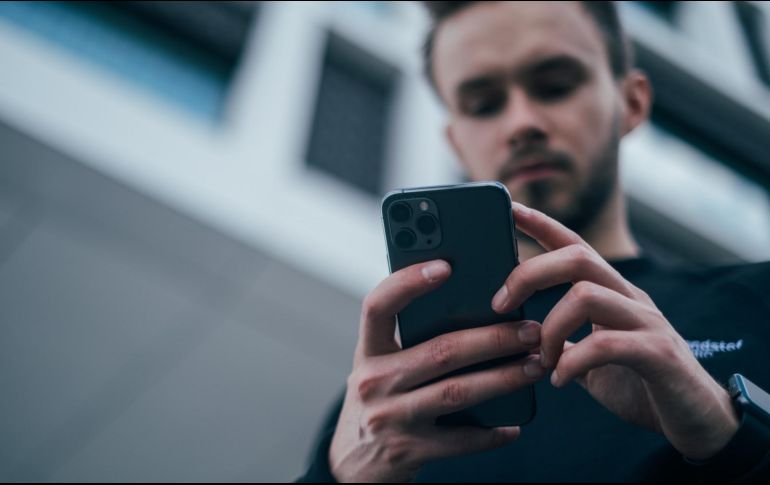 El calor daña el funcionamiento interno de los celulares. Foto de Jonas Leupe en Unsplash