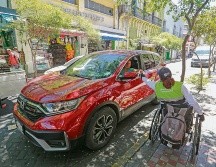 Los inmovilizadores son colocados en vehículos que están mal estacionados en el Centro Histórico. EL INFORMADOR