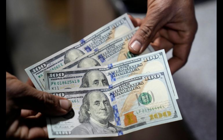 Se confirmó el rompimiento del objetivo técnico en 17.15 unidades, y se estableció un nuevo mínimo interanual en 17.08 pesos. AP/ARCHIVO