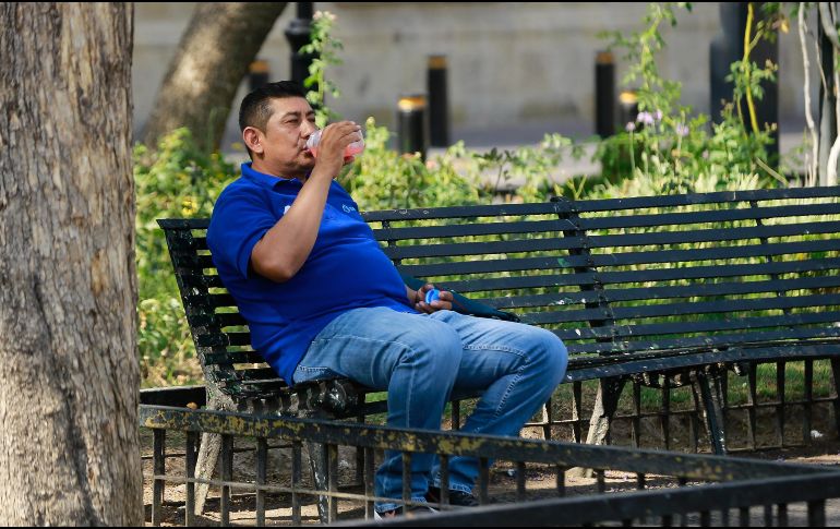Las altas temperaturas que entran a Jalisco y a México con motivo de la tercera ola de calor hacen que las tardes sean completos calvarios si no estás hidratado. EL INFORMADOR / C. Zepeda