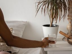 Beber agua antes de acostarte puede traer grandes beneficios para tu salud. ESPECIAL