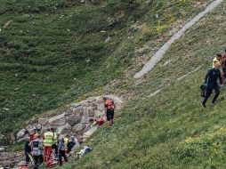 Gino Mäder cayó por un barranco y quedó inconsciente sobre el agua. AP / Z. Williams