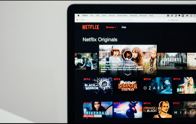 Neflix añadió un cobro adicional para usuarios compartidos. Foto de charlesdeluvio en Unsplash