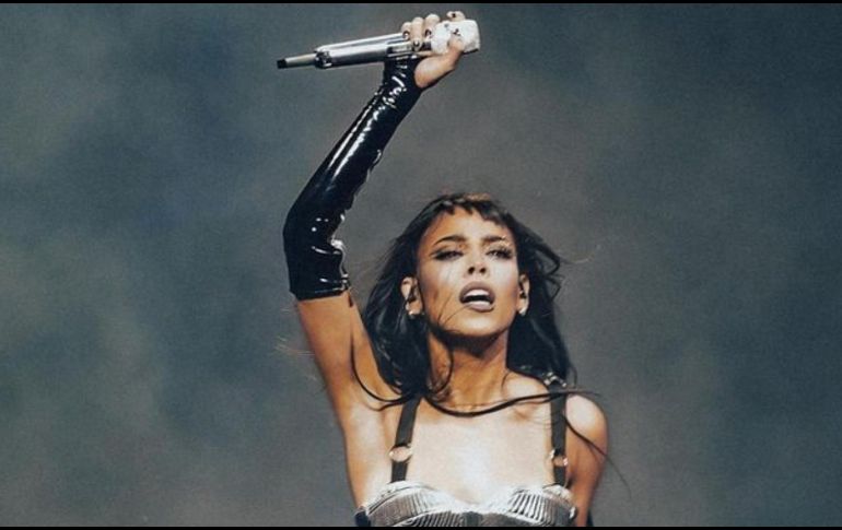 Por el intenso calor que sentía la cantante, Danna Paola pidió al público un abanico. INSTAGRAM @dannapaola