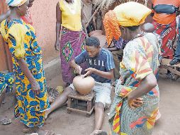 Clive Sithole ofrece talleres alrededor del mundo para promover la belleza de la cerámica africana y para mantener el legado. ESPECIAL