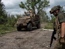 Denuncian que el auto fue atacado directamente con lanzamisiles antitanque Kornet. AP/E. Maloletka