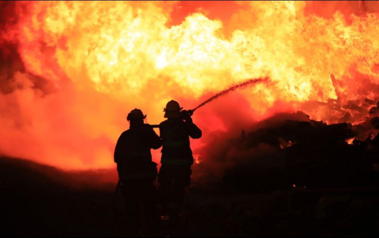 El fuego es atendido por Bomberos de Guadalajara con apoyo de miembros de Bomberos de Tlaquepaque. ESPECIAL