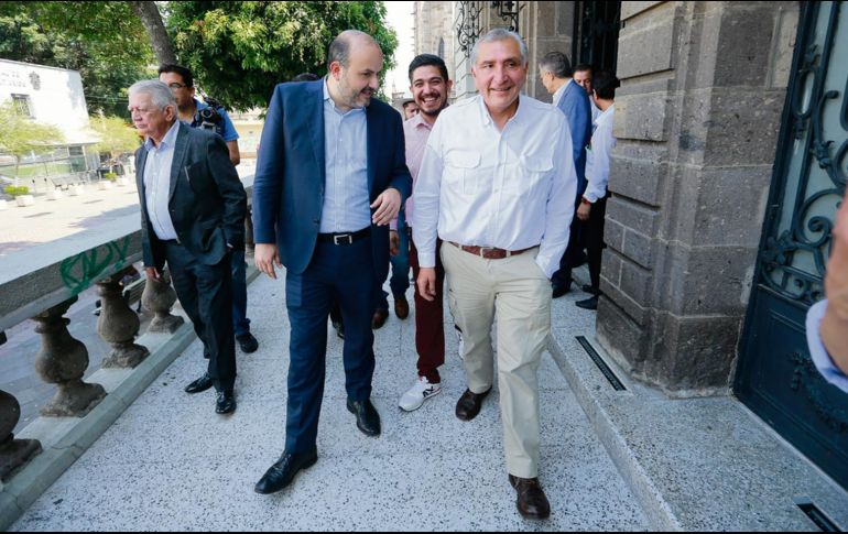 Adán Augusto López, ex titular de Gobernación, llegó al Paraninfo de la UdeG como parte de su gira en Jalisco. Estuvo con el rector Ricardo Villanueva. EL INFORMADOR/ C. Zepeda