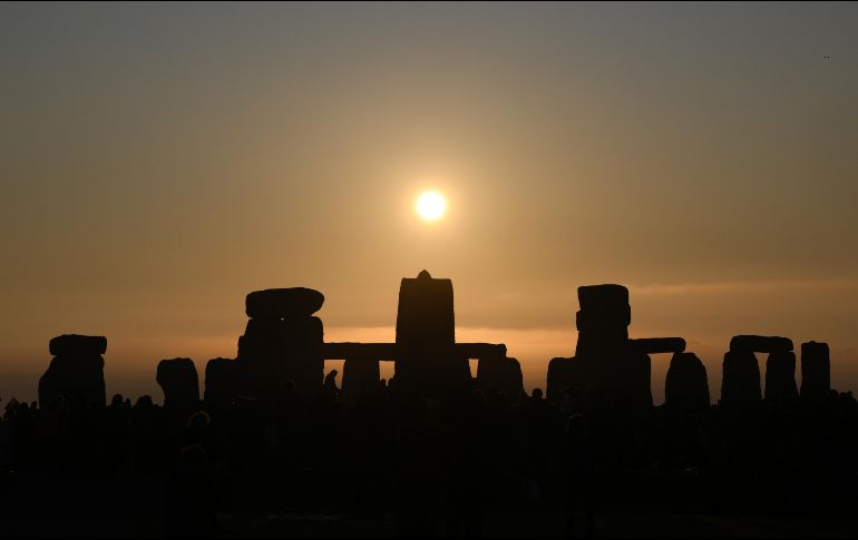 El Sol sale en Stonehenge, en Wiltshire, Inglaterra, durante el festival del solsticio de verano, que data de hace miles de años, celebrando el día más largo del año cuando el sol está en su máxima elevación. AFP / D. Leal