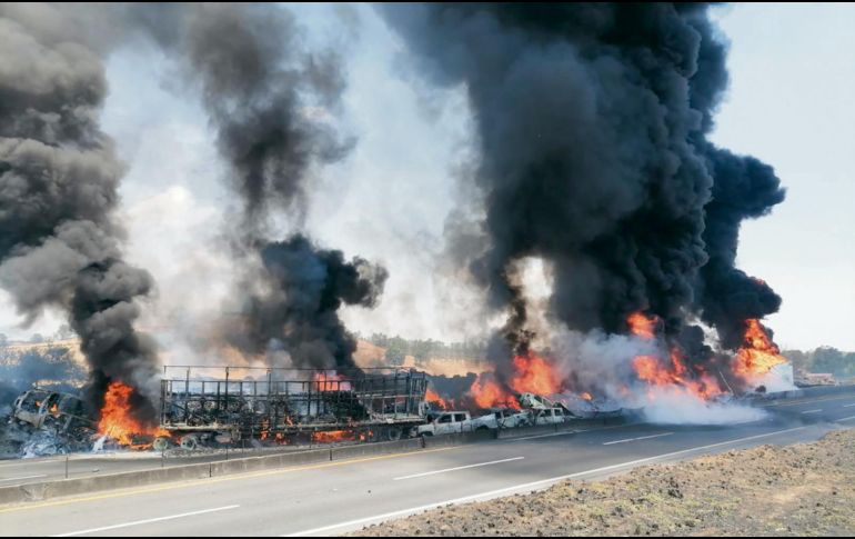 En al accidente participaron seis camionetas, cuatro vehículos compactos, cuatro tractocamiones, un torton y un vehículo de valores. ESPECIAL
