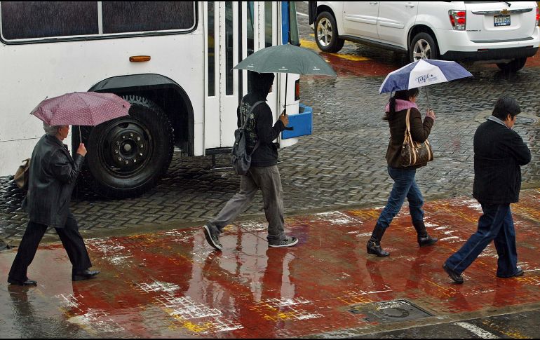 El pronóstico es de cielo medio nublado a nublado durante el día, con chubascos, descargas eléctricas y posible caída de granizo en Michoacán, lluvias aisladas en Jalisco y Colima, y sin lluvia en Nayarit. EL INFORMADOR / ARCHIVO