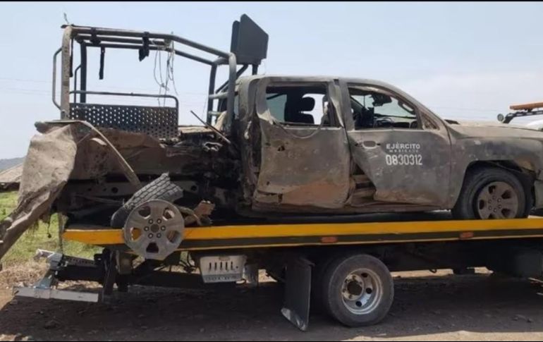 La camioneta de Sedena quedó destrozada de atrás, tras pisar la mina. ESPECIAL