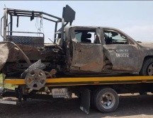 La camioneta de Sedena quedó destrozada de atrás, tras pisar la mina. ESPECIAL