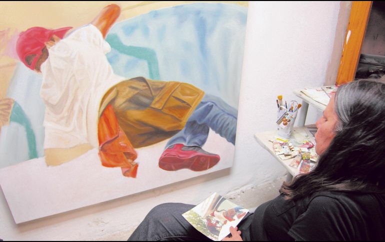 Imagen de la artista trabajando desde su taller. CORTESÍA