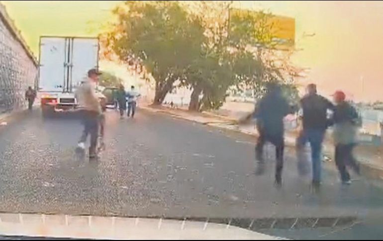 En Periférico Sur, en dirección a la carretera a Chapala; un auto le cierra el paso al camión de carga; bajan cinco sujetos armados y amagan a los custodios secuestran a cuatro personas. ESPECIAL