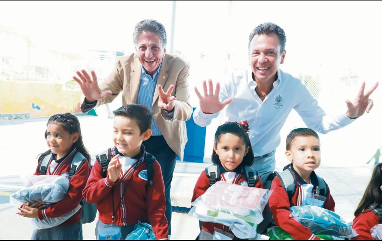 Juan José Frangie y Pablo Lemus encabezan la entrega de útiles escolares, mochilas y uniformes en educación básica. ESPECIAL