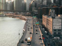 Autoridades federales empezarán a cobrar un impuesto a los vehículos que entren en la ciudad de Manhattan. ESPECIAL