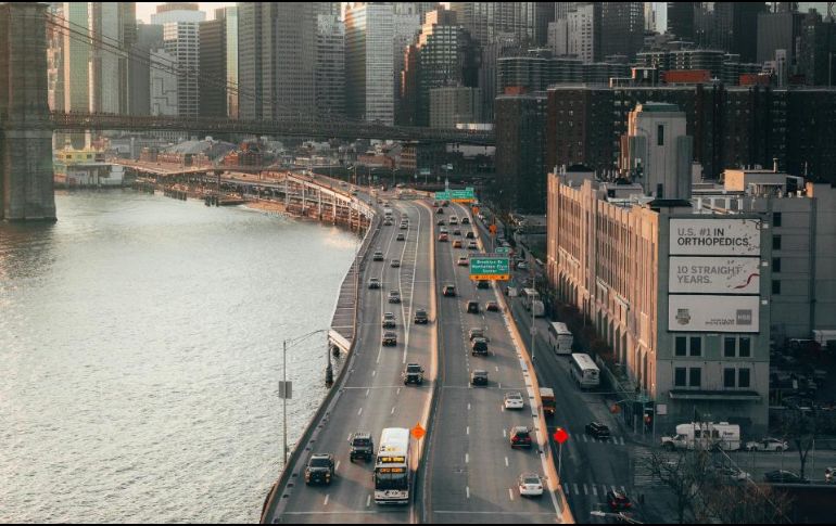 Autoridades federales empezarán a cobrar un impuesto a los vehículos que entren en la ciudad de Manhattan. ESPECIAL