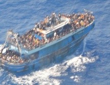La Guardia Costera de Grecia tomó esta imagen poco antes de que el barco naufragara. Hay críticas de que la cobertura y el interés público fueron menores que en la tragedia del Titán. GUARDIA COSTERA DE GRECIA