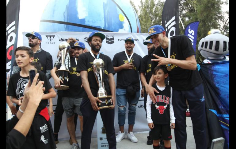 Fue en la Arena Astros que el equipo tapatío de baloncesto festejó con su afición. EL INFORMADOR/A. Camacho