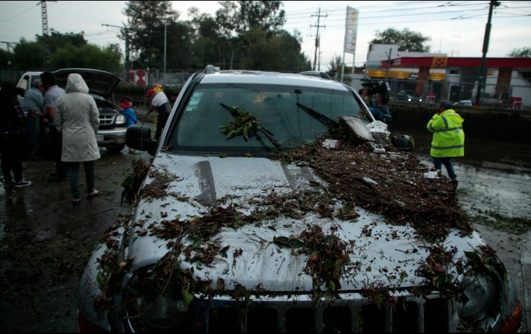 La corriente ocasionada por las lluvias puede arrastrar autos aunque el nivel del agua esté bajo. EL INFORMADOR/ ARCHIVO