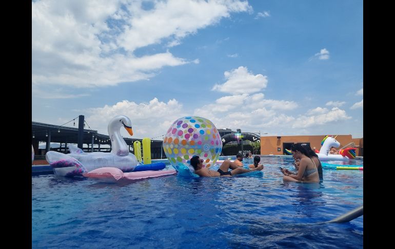 ahora que es el mes del Pride, la temática de esta pool party fue muy ad hoc por los festejos de la diversidad con inflables de unicornio y banderas arcoíris que decoraban las mesas para los invitados especiales y medios de comunicación. EL INFORMADOR / K. Esparza