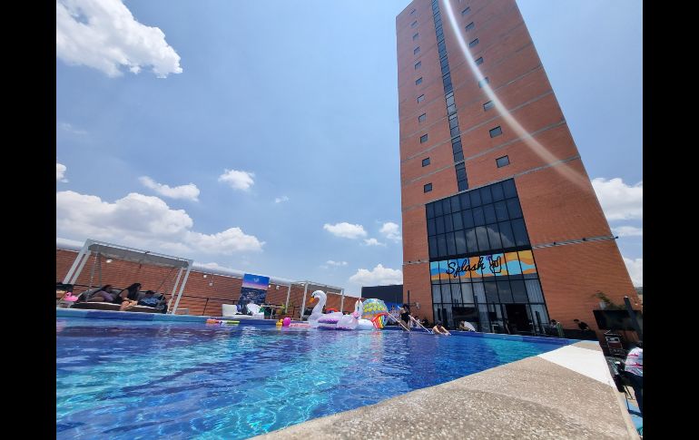 ahora que es el mes del Pride, la temática de esta pool party fue muy ad hoc por los festejos de la diversidad con inflables de unicornio y banderas arcoíris que decoraban las mesas para los invitados especiales y medios de comunicación. EL INFORMADOR / K. Esparza