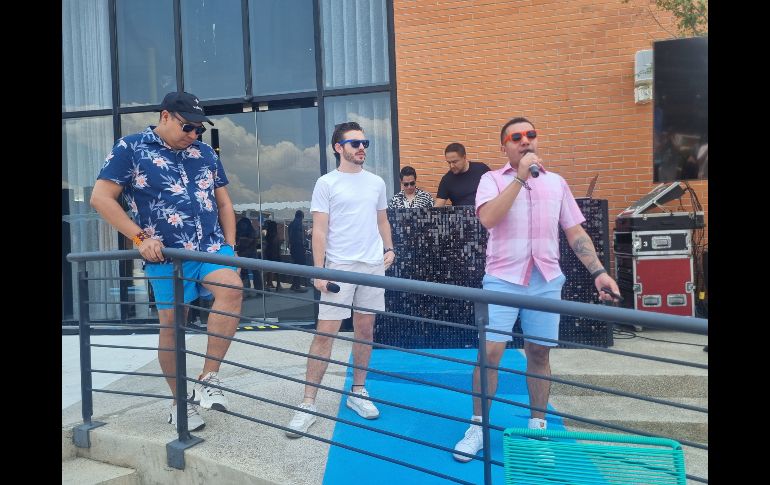 ahora que es el mes del Pride, la temática de esta pool party fue muy ad hoc por los festejos de la diversidad con inflables de unicornio y banderas arcoíris que decoraban las mesas para los invitados especiales y medios de comunicación. EL INFORMADOR / K. Esparza