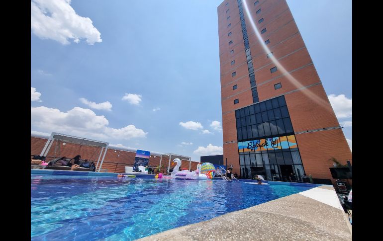 ahora que es el mes del Pride, la temática de esta pool party fue muy ad hoc por los festejos de la diversidad con inflables de unicornio y banderas arcoíris que decoraban las mesas para los invitados especiales y medios de comunicación. EL INFORMADOR / K. Esparza