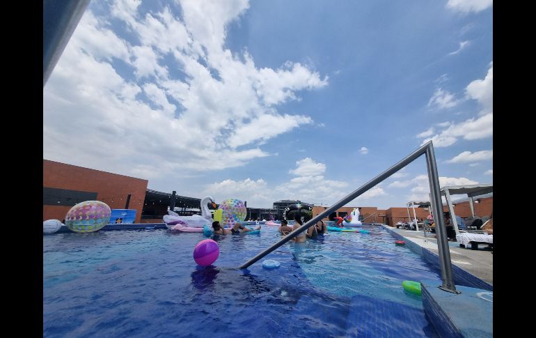 ahora que es el mes del Pride, la temática de esta pool party fue muy ad hoc por los festejos de la diversidad con inflables de unicornio y banderas arcoíris que decoraban las mesas para los invitados especiales y medios de comunicación. EL INFORMADOR / K. Esparza