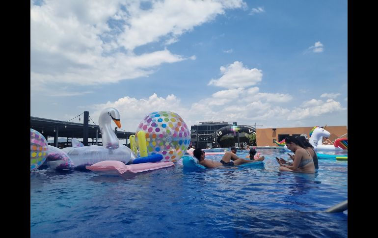 ahora que es el mes del Pride, la temática de esta pool party fue muy ad hoc por los festejos de la diversidad con inflables de unicornio y banderas arcoíris que decoraban las mesas para los invitados especiales y medios de comunicación. EL INFORMADOR / K. Esparza