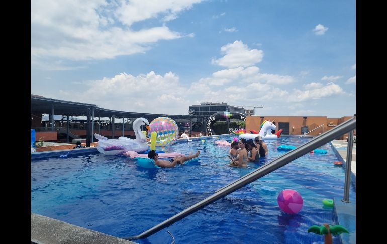 ahora que es el mes del Pride, la temática de esta pool party fue muy ad hoc por los festejos de la diversidad con inflables de unicornio y banderas arcoíris que decoraban las mesas para los invitados especiales y medios de comunicación. EL INFORMADOR / K. Esparza