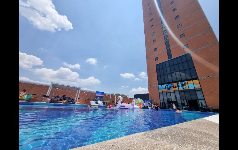 ahora que es el mes del Pride, la temática de esta pool party fue muy ad hoc por los festejos de la diversidad con inflables de unicornio y banderas arcoíris que decoraban las mesas para los invitados especiales y medios de comunicación. EL INFORMADOR / K. Esparza