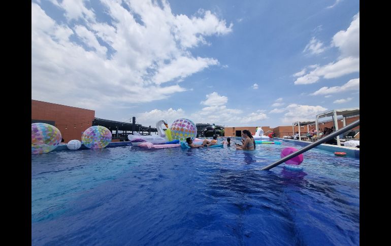 ahora que es el mes del Pride, la temática de esta pool party fue muy ad hoc por los festejos de la diversidad con inflables de unicornio y banderas arcoíris que decoraban las mesas para los invitados especiales y medios de comunicación. EL INFORMADOR / K. Esparza