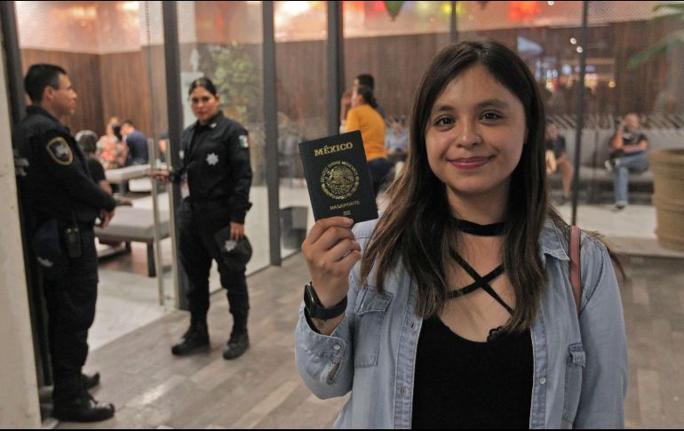 La SRE calcula que la emisión de pasaportes en sus instalaciones en plaza Patria se regularizará en septiembre. EL INFORMADOR/A. Camacho