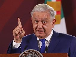 López Obrador contó que desconfía cuando observa un vehículo de lujo en las vialidades, por lo que pide al conductor de su auto que lo deje pasar porque 